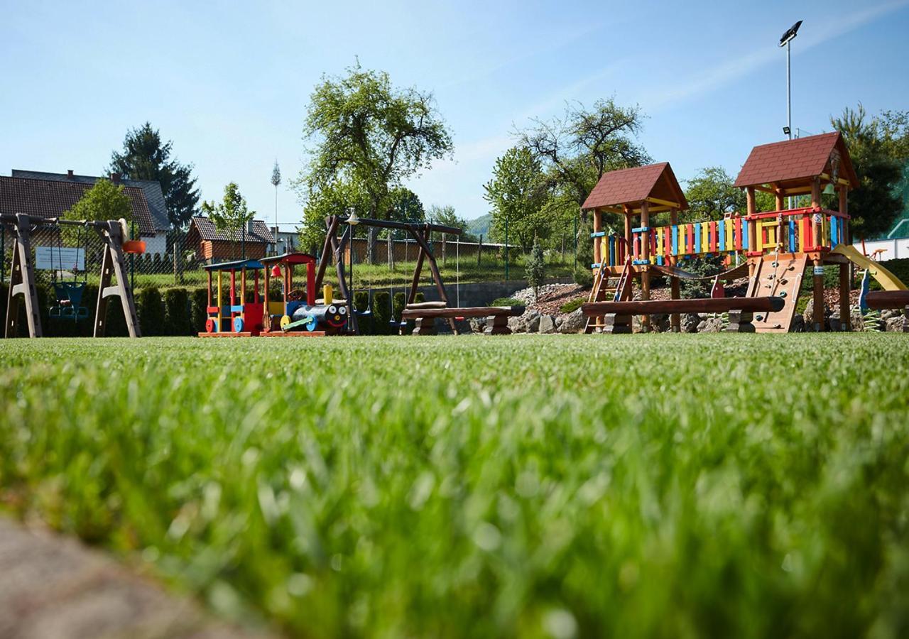 Penzion Pod Strazovom Pruzina Exterior foto